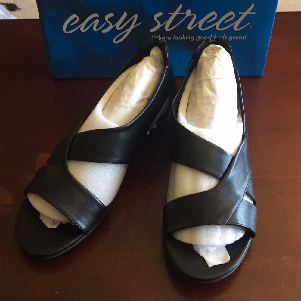 Black Sandal. Small Wedge